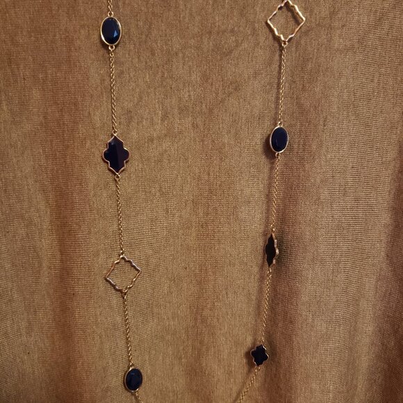 Four leaf clover with gold tone necklace. - Picture 1 of 3